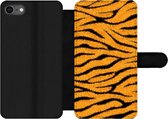 Bookcase Geschikt voor iPhone SE 2020 telefoonhoesje - Tijgerprint - Oranje - Zwart - Met vakjes - Wallet case met magneetsluiting