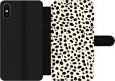 Bookcase Geschikt voor iPhone XS telefoonhoesje - Dierenprint - Stippen - Panter - Met vakjes - Wallet case met magneetsluiting