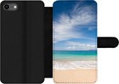 Bookcase Geschikt voor iPhone 8 telefoonhoesje - Een tropisch strand op Hawaii waar de golven aanspoelen op - Met vakjes - Wallet case met magneetsluiting