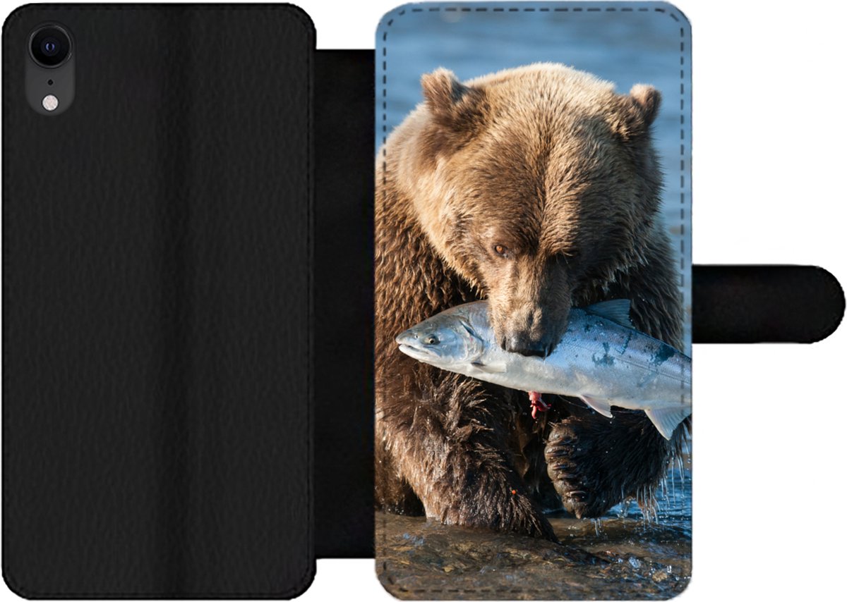 Telefoonhoesje Geschikt voor iPhone XR telefoonhoesje - Beer - Bruin - Vis - Met vakjes - Wallet case met magneetsluiting