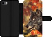 Bookcase Convient pour étui de téléphone iPhone SE 2020 - Loup - Gros plan - Feuilles - Avec compartiments - Étui portefeuille avec fermeture magnétique