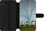 Bookcase Geschikt voor iPhone X telefoonhoesje - Schapen - Boom - Mist - Met vakjes - Wallet case met magneetsluiting