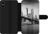 Bookcase Geschikt voor iPhone X telefoonhoesje - Architectuur - New York - Brooklyn Bridge - Water - Zwart wit - Met vakjes - Wallet case met magneetsluiting