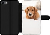 Bookcase Geschikt voor iPhone 7 telefoonhoesje - Hond - Sneeuw - Winter - Met vakjes - Wallet case met magneetsluiting