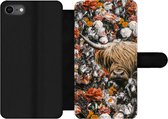 Bookcase Geschikt voor iPhone SE 2020 telefoonhoesje - Schotse hooglander - Bloemen - Oranje - Met vakjes - Wallet case met magneetsluiting