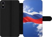 Bookcase Geschikt voor iPhone XS Max telefoonhoesje - De vlag van Rusland wappert in de lucht - Met vakjes - Wallet case met magneetsluiting