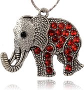 Zilverplated hanger van olifant (43x51x5,5mm) met kristal in de Swarovski-kleur light siam. Geleverd met GRATIS zilverplated ballenkettinkje. Verkocht per stuk