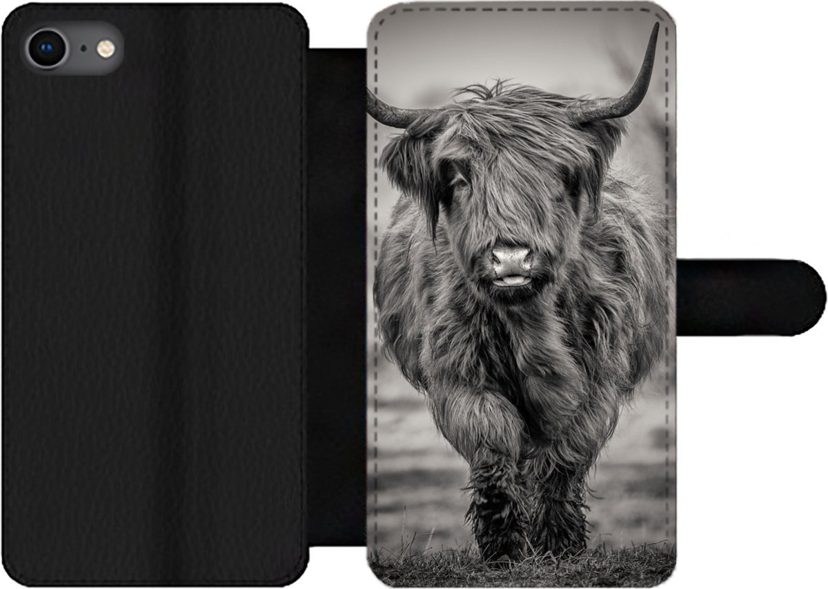 Telefoonhoesje Geschikt voor iPhone 8 telefoonhoesje - Schotse Hooglander - Zwart - Wit - Met vakjes - Wallet case met magneetsluiting
