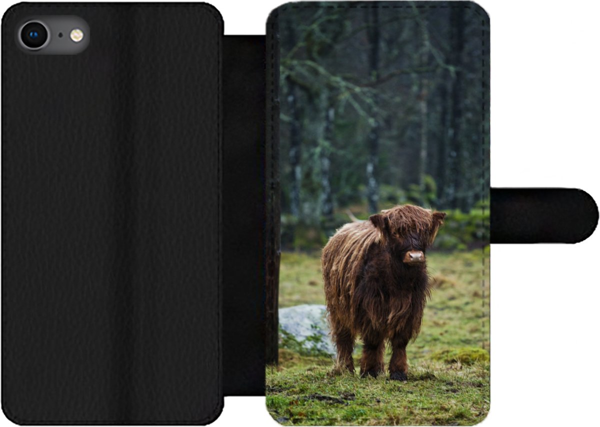 Telefoonhoesje Geschikt voor iPhone 7 telefoonhoesje - Schotse Hooglander - Bos - Mos - Met vakjes - Wallet case met magneetsluiting