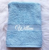Handdoek badstof blauw gepersonaliseerd met naam geborduurd 50x100 kraam cadeau