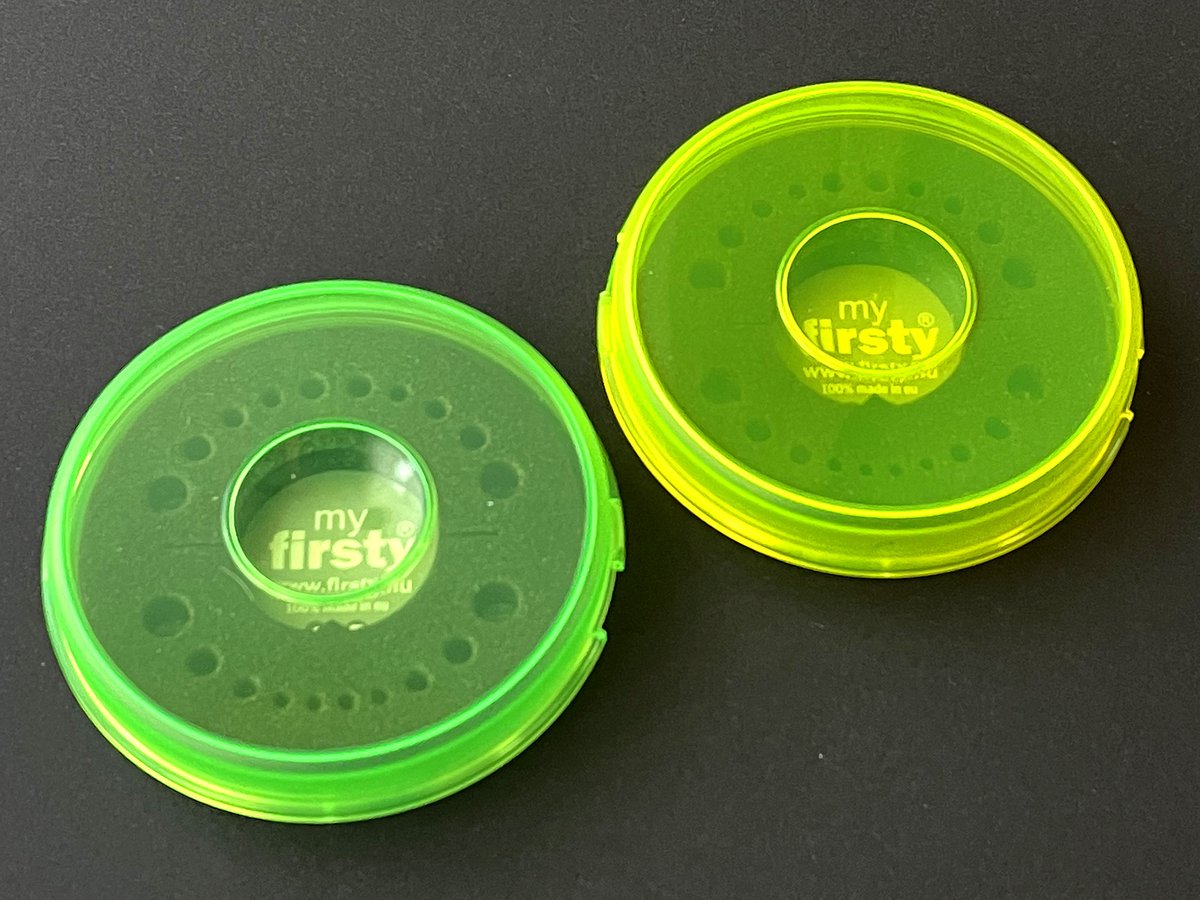 Goedkoopste Voordelige 2-CombiSet Firsty Round Fluor Tandendoosjes - FluorGroen/Zwart FluorGeel/Zwart - Inclusief NL Logboekje, Hoera-Sticker en Koelkastmagneet