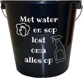 Emmer - 5 liter - zwart - met tekst: Met water en sop lost oma alles op – Cadeau – Geschenk – Gift – Kado – Surprise
