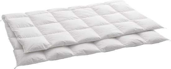 Couette blanche moyenne, motif à carreaux, partiellement dépliée.