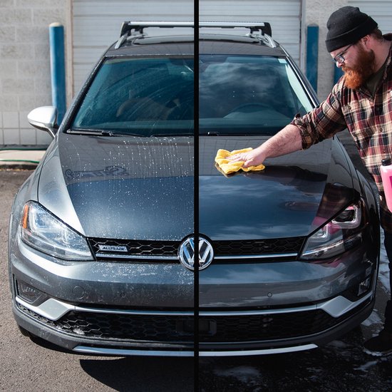 Split-screen: linkerhelft toont auto met waterdruppels, rechterhelft toont man die auto poetst.