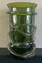 Zeer decoratieve unieke groen Vaas gemaakt van glas ; hoogte 27 cm, breed 17 cm