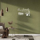 Stickerheld - Muursticker "Our family is just the right mix of chaos and love" Quote - Woonkamer - inspirerend - Engelse Teksten - Mat Wit - 41.3x64.5cm