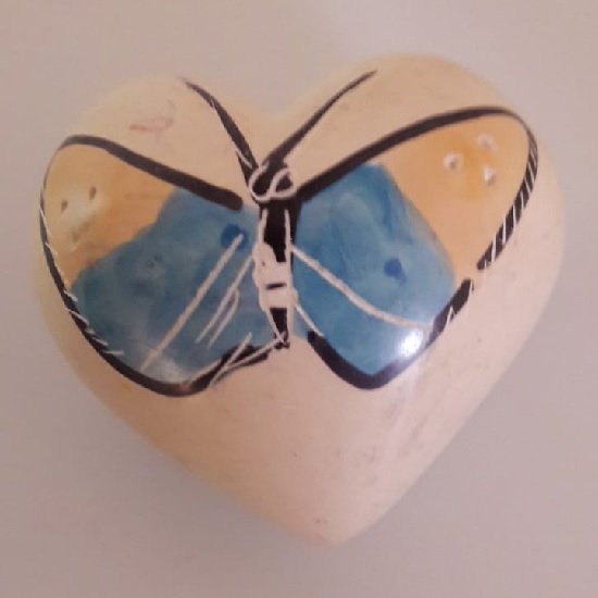 Nog meer sfeer in uw woonomgeving met deze prachtig handgemaakte hartvormige vlinder! Een bijzondere vlinder gemaakt van speksteen, een zachte natuursteen. Vind een plekje in je huis, serre/tuinkamer of in de werkkamer. Voor uzelf of Bestel Een Kado.