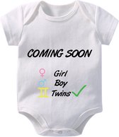 Hospitrix Baby Rompertje met Tekst "Coming Soon TWINS" | Korte Mouw | Kraamkado |  Cadeau voor Zwangerschap | Zwangerschap Aankondiging | Bekendmaking | Aankondiging | Aanstaande Moeder | Moederdag
