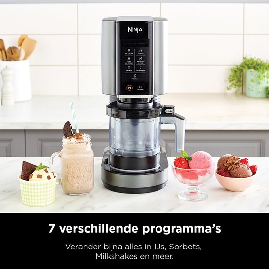 Zilverkleurige Ninja ijsmachine met geserveerd ijs en milkshake, toont 7 programma's.