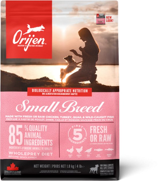 Orijen Small Breed hondenvoer met silhouette van vrouw en hond bij zonsondergang. Bevat 85% dierlijke ingrediënten, vers of rauw.