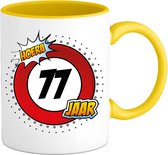 77 Jaar Verkeersbord Mok met tekst | Grappig Verjaardag Beker Cadeau | Bedrukte Koffie en Thee Mokken | Zwart | 330 ML