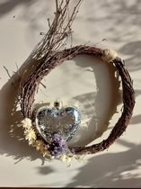 Handgebonden krans van berkenhout met lavendel, strobloem glazen hart met ledverlichting 35cm diameter