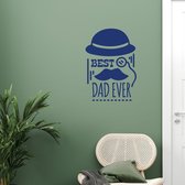 Stickerheld - Muursticker Best dad ever - Woonkamer - Vaderdag - Bolhoed, vergrootglas en snor - Engelse Teksten - Mat Donkerblauw - 58.7x41.3cm