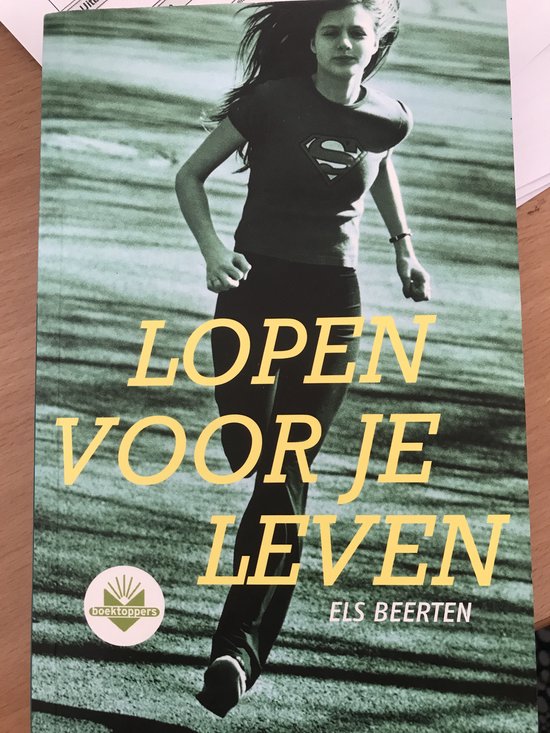 Boek "Lopen voor je leven" met op de cover een vrouw in sportkleding die rent. Tekst: LOPEN VOOR JE LEVEN.