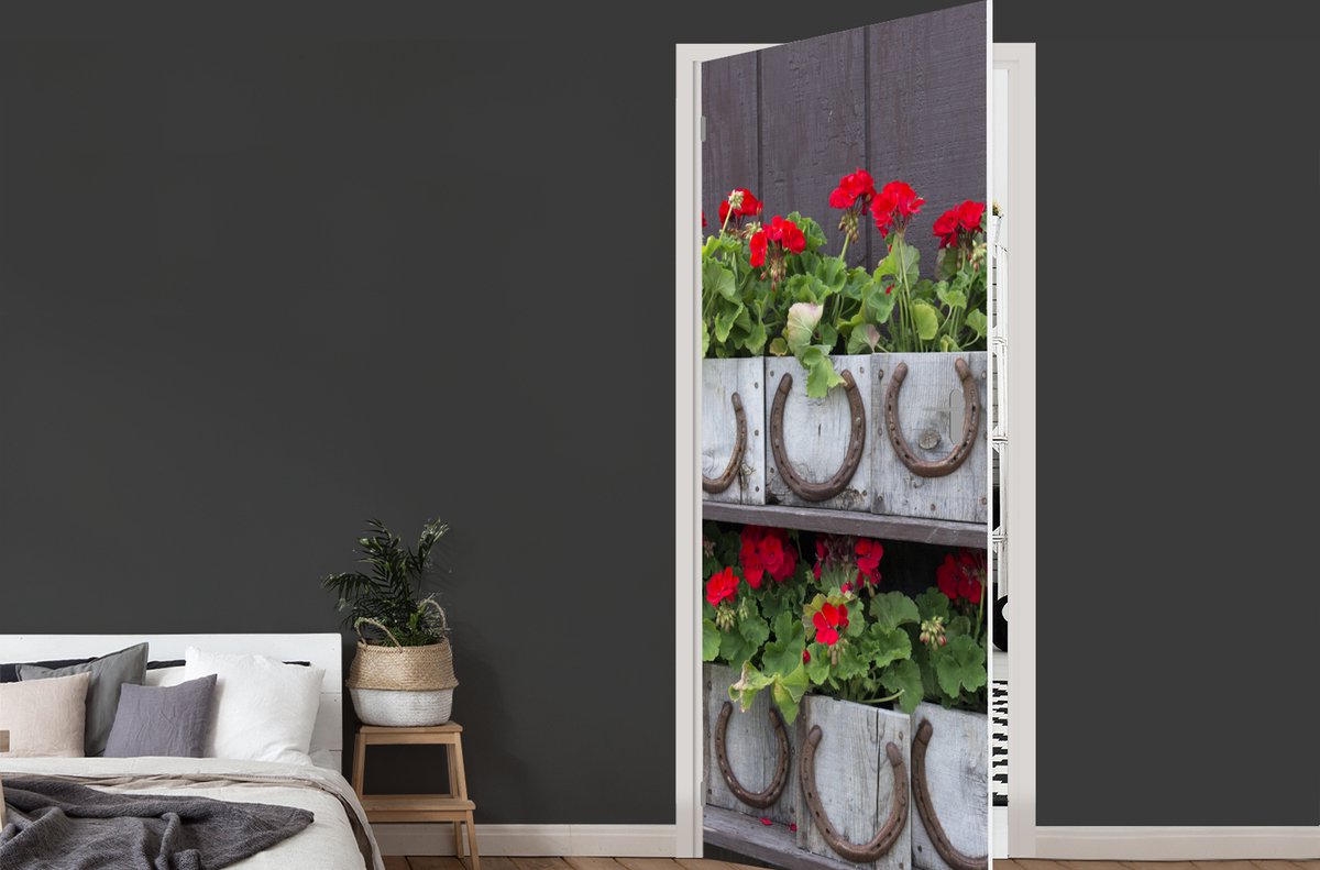 Afbeelding van product StickerSnake  Deursticker Rijen dozen met rode geraniums - 95x235 cm - Deurposter