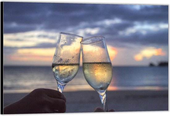 Dibond –Twee Wijn Glazen bij het Strand– 90x60 Foto op Aluminium (Wanddecoratie van metaal)