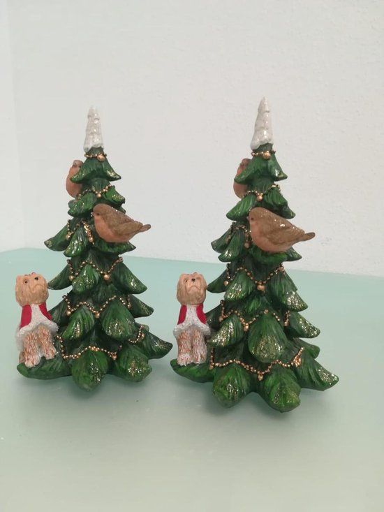 decoratieve kerstboom met lichtbruine hondjes en met witte piek