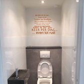 Muursticker Bij Ons Op De Wc -  Bruin -  140 x 107 cm  -  toilet  alle - Muursticker4Sale