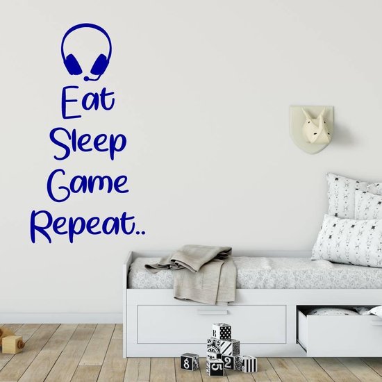 Muursticker Eat Sleep Game Repeat Headset - Donkerblauw - 41 x 80 cm - taal - engelse teksten baby en kinderkamer - game baby en kinderkamer - teksten en gedichten baby en kinderkamer alle