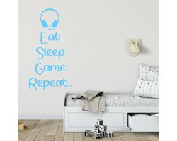 Sticker Muursticker Eat Sleep Game Repeat Headset - Bleu clair - 62 x 120 cm - Textes anglais chambre bébé et enfant - Muursticker4Sale