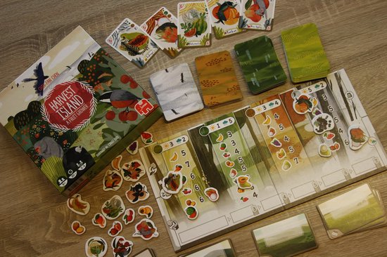 Bordspel 'Harvest Island' met de doos, spelbord, kaarten en fiches.