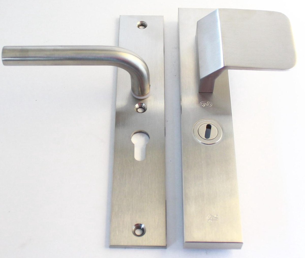 MASSIEF RVS Tzunali Deurbeslag. Model TAMEGA SKG*** BREED T=15/5 VKTB55 BUITEN GREEP COMPO; BINNEN KRUK PORTO