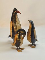 Pinguins van gerecyclede olievaten