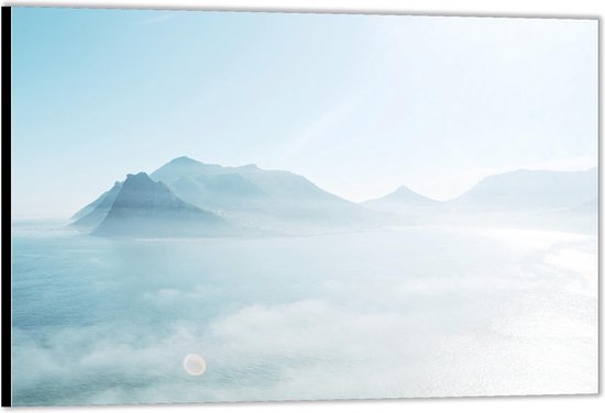 Dibond - Montagnes brumeuses dans la mer - Photo 90x60 sur aluminium (avec système de suspension)