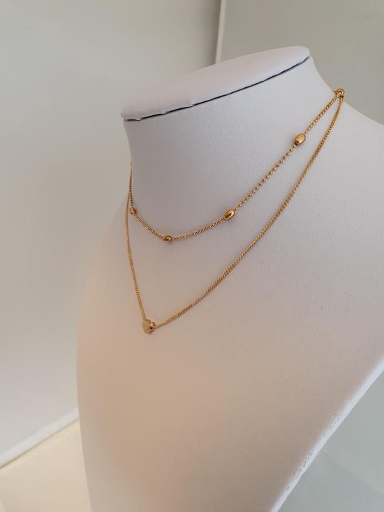 Goudkleurige dubbele ketting met bolletjes en een hartje.