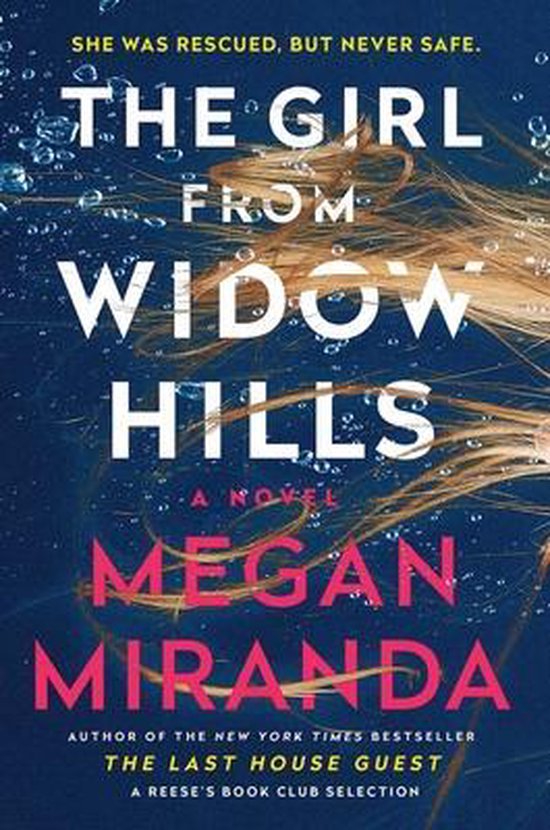 Boekcover van 'The Girl from Widow Hills' door Megan Miranda. Blonde haren drijven in blauw water, met de titel en auteursnaam prominent in witte en roze letters.