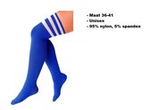 Lange sokken kobalt blauw met witte strepen - maat 36-41 - kniekousen overknee kousen sportsokken cheerleader carnaval voetbal hockey unisex festival