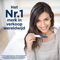Lachende vrouw houdt Clearblue ovulatietest vast. Tekst: "Het Nr. 1 merk in verkoop wereldwijd".