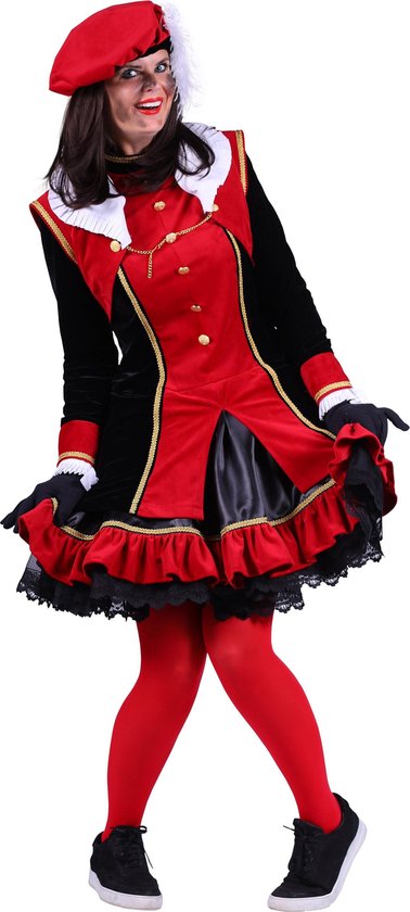 Een vrouw in een luxe Zwarte Piet-kostuum. Het kostuum is rood met zwarte accenten, gouden details, een witte kraag, rode panty en een rode baret.