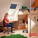 Chambre d'enfant avec fenêtre de toit VELUX. Femme et enfant à un bureau. Logo VELUX.