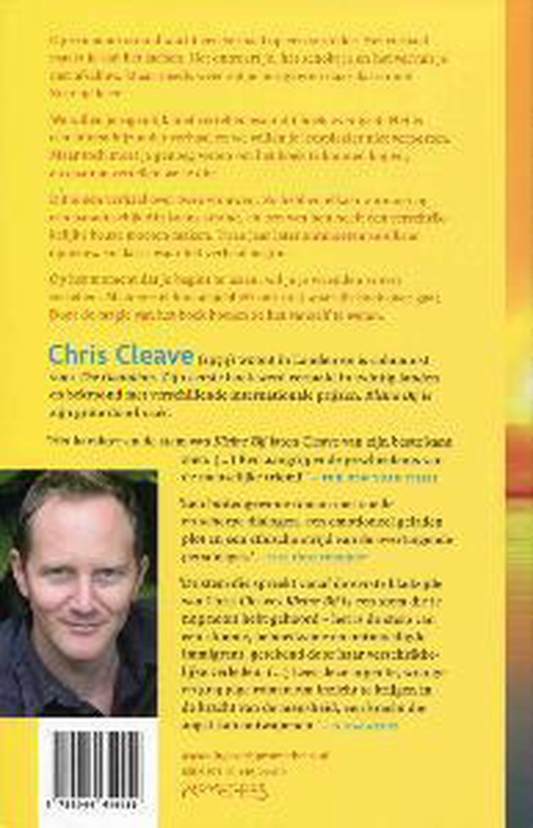 Portretfoto van Chris Cleave, auteur van Kleine Bij. De achtergrond is geel.