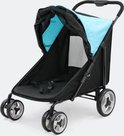 Van opzij gezien, een half openstaande zwarte hondenbuggy met lichtblauwe kap. Zichtbare riemen en zwenkwielen.