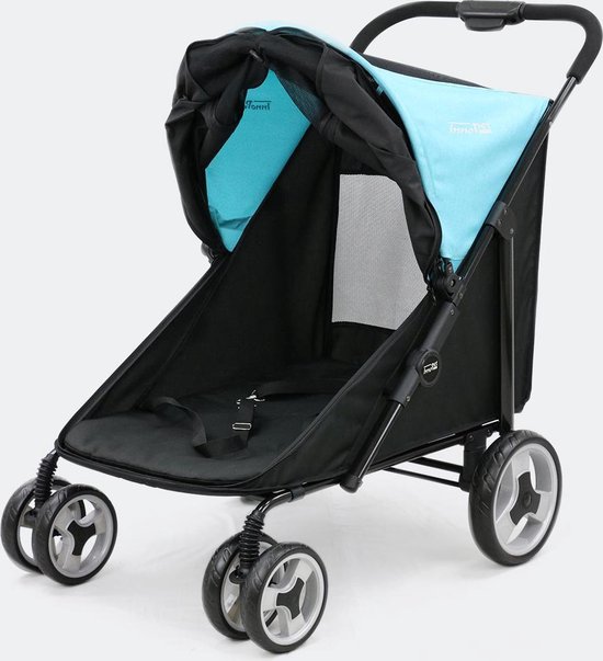 Van opzij gezien, een half openstaande zwarte hondenbuggy met lichtblauwe kap. Zichtbare riemen en zwenkwielen.