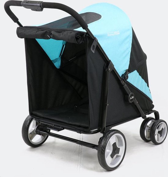 Zijaanzicht van een zwarte hondenbuggy met lichtblauwe accenten en een open ruimte aan de voorkant.