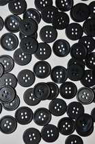 Mooie zwarte 4 gaats knoop Doorsnede 15 mm. Zakje van 25 stuks.
