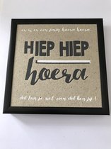 Fotolijst met tekst – Hiep hiep hoera, Er is er een jarig hoera hoera dat kun je wel zien dat ben jij! - 13 x 13 cm